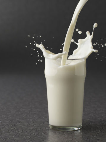 过期发酸的牛奶要用清水稀释后
