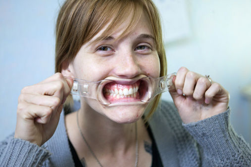 杜绝养牙坏习惯 牙齿不齐的原因有哪些(2)