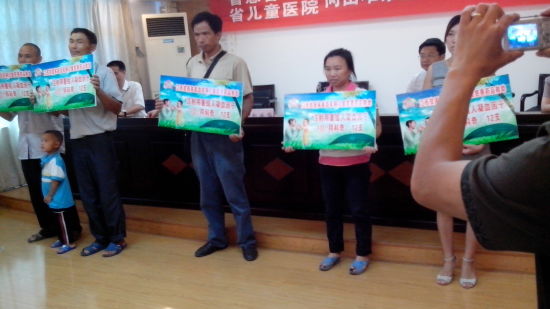 江西省儿童医院向血友病儿童赠药