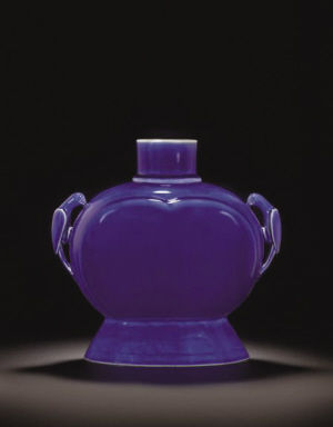 清乾隆霁蓝釉鹦鹉耳扁瓶