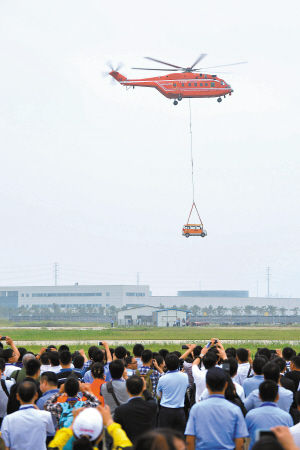 昌飞企业的AC313直升机正在表演。