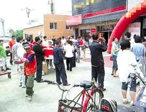 72岁老汉抱女子热舞当场猝死(图)_新浪江西城