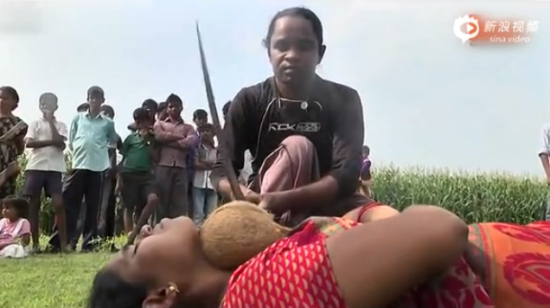 印度夫妻展示惊人绝技 妻子身上砍椰子