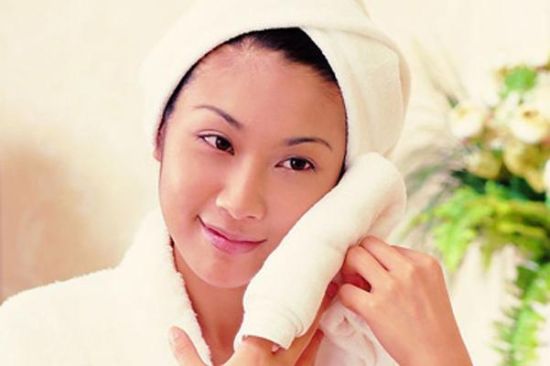 用热毛巾敷脸的好处势能将面部的肌肉放松