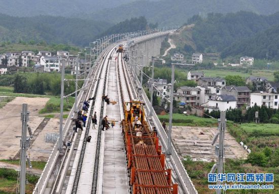 京福高铁江西段上饶婺源坑口大桥进入铺轨阶段