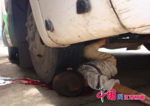 上饶广丰一3岁男孩遭客车碾压 当场死亡
