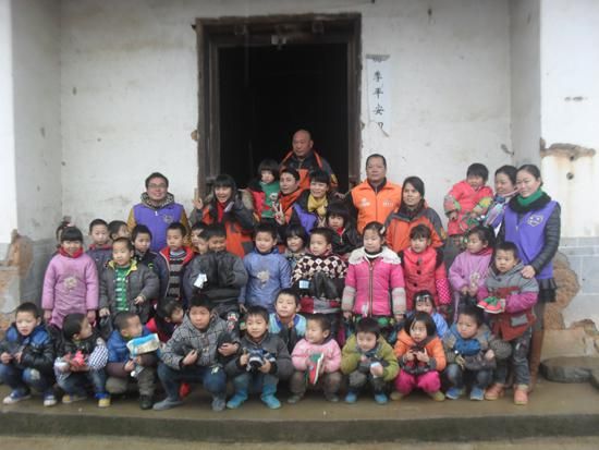 江西吉安公益组织给83名贫困儿童送棉鞋_新浪