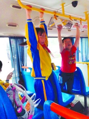公交车拉杆成孩子练吊环工具 司机:危险_新浪